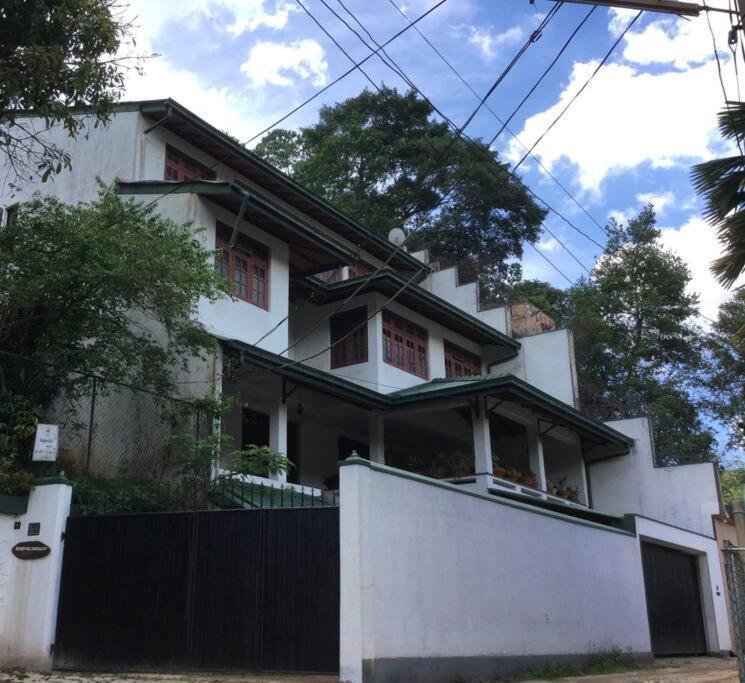 Reverie Hill Bungalow, Kandy Bagian luar foto
